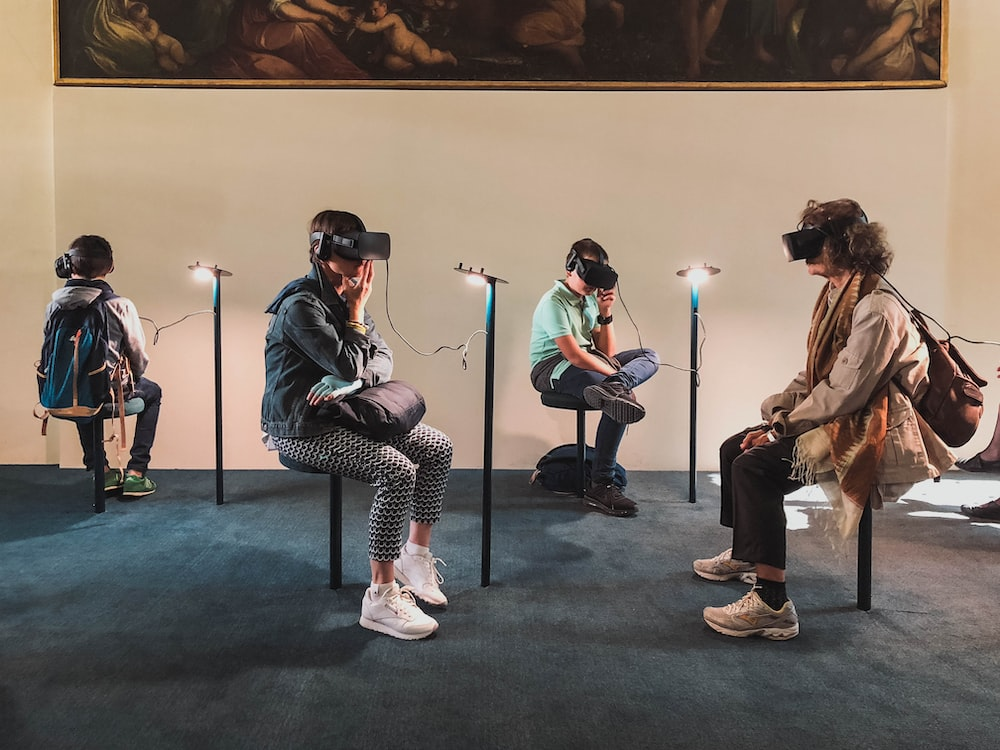 多人在人體工學椅上使用虛擬實境設備，展示主動式座椅如何提升沉浸式VR體驗
